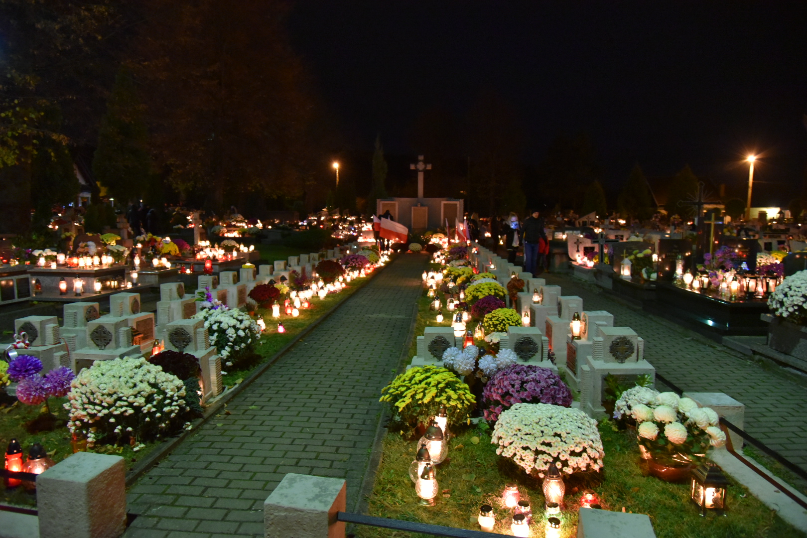 Starosądeckie cmentarze nocą 